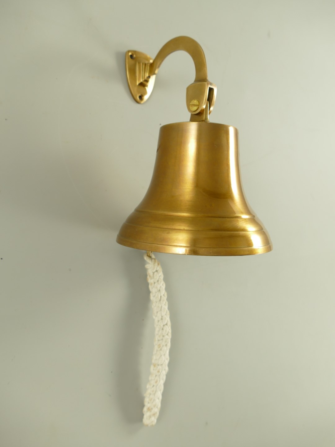 Glocke mit Haken GLATT Mes. brün.(IND)H.20-D.14cm Glocke mit Haken GLATT Mes. brün.(IND)H.20-D.14cm