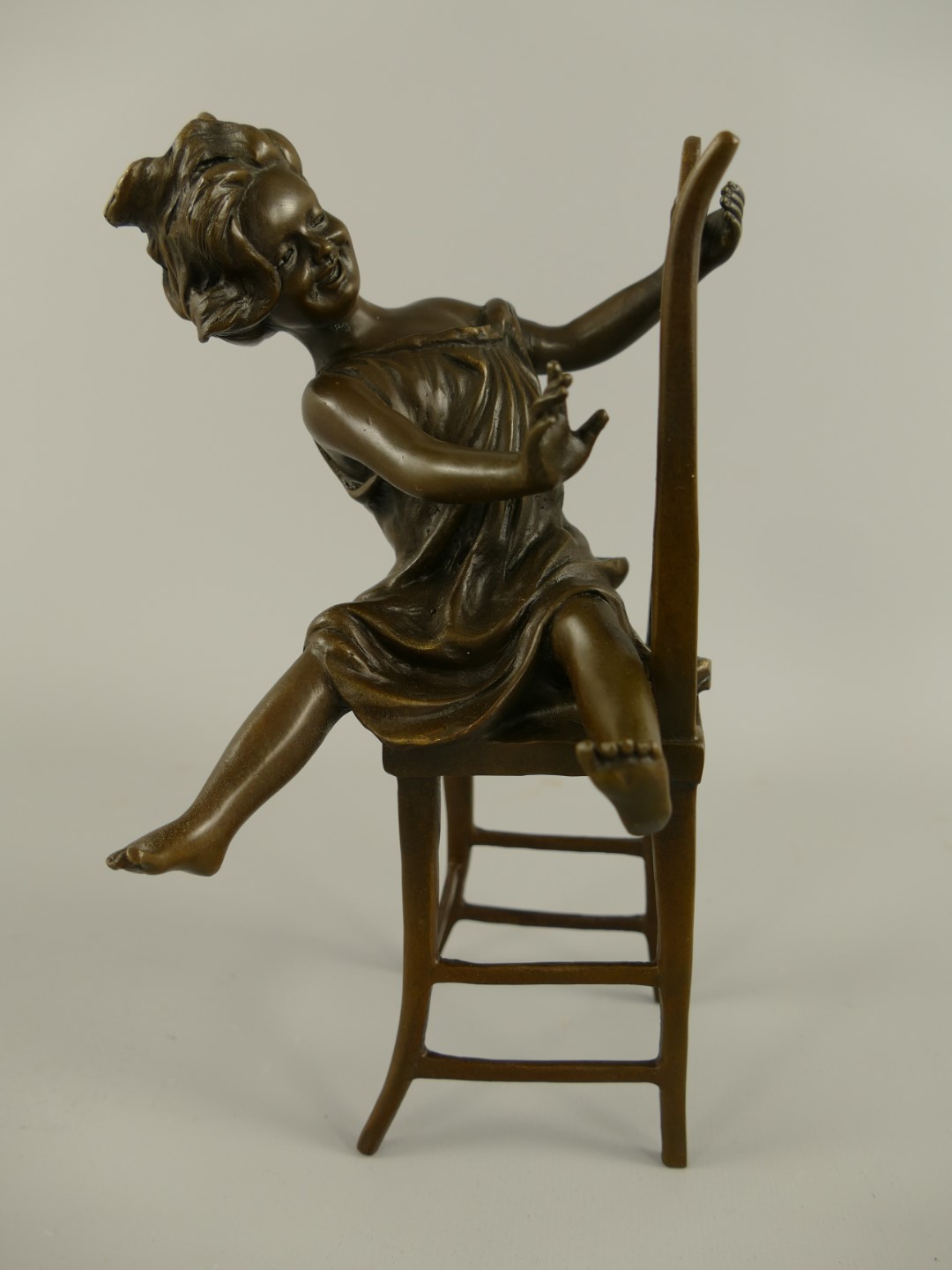 Figur Bronze Kind auf Stuhl H.23x14cm