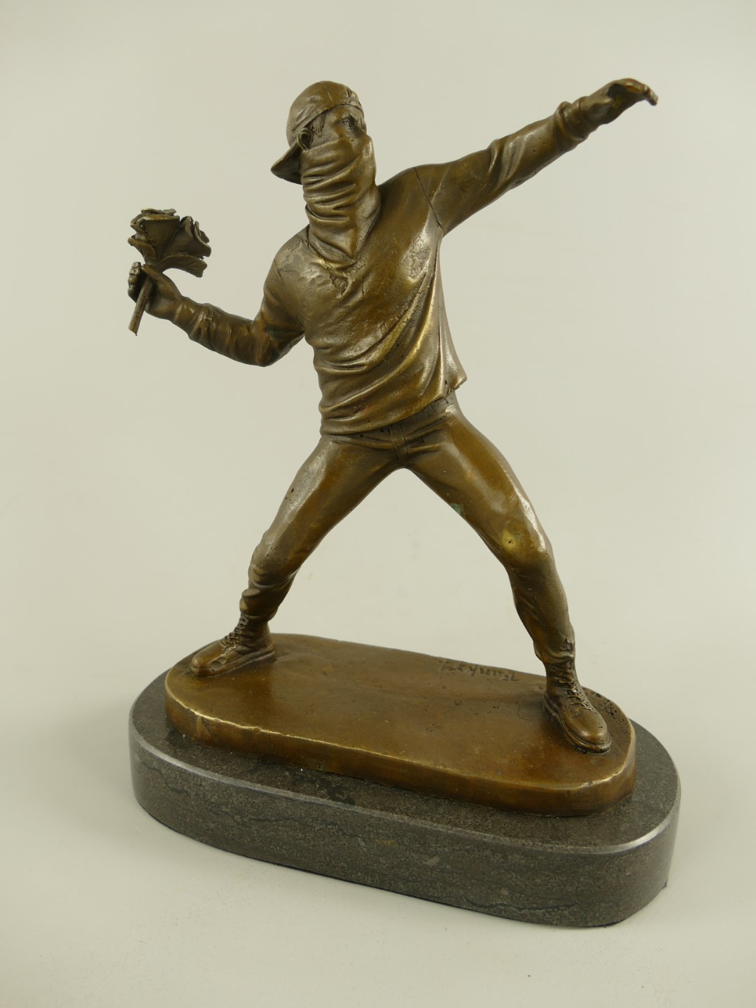 Figur Bronze Banksy Blumenwerfer H.26x21cm