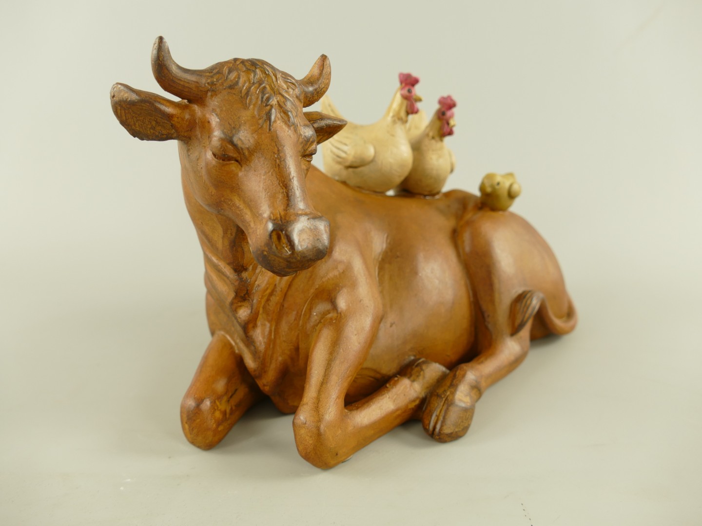 Kuh mit Hühnern Polystein farbe L.28cm