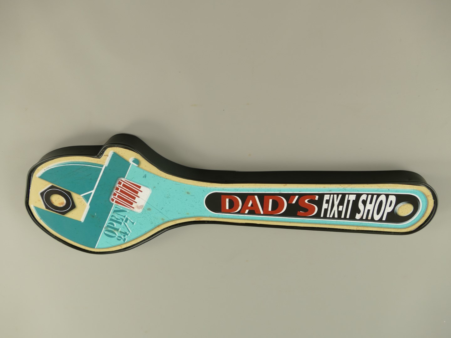 *ANG. Wandschild(Gestanzt)Dad's Fix-it Shop L.45cm