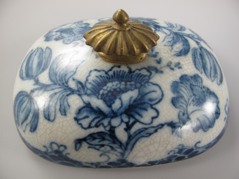 Porzellan/Messing Dose blau H.11x13cm