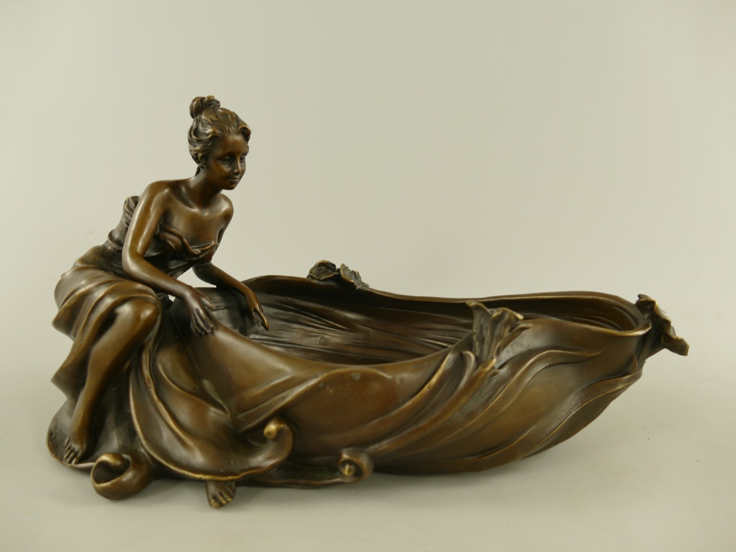 Bronze schale Frau L.32x18x18cm