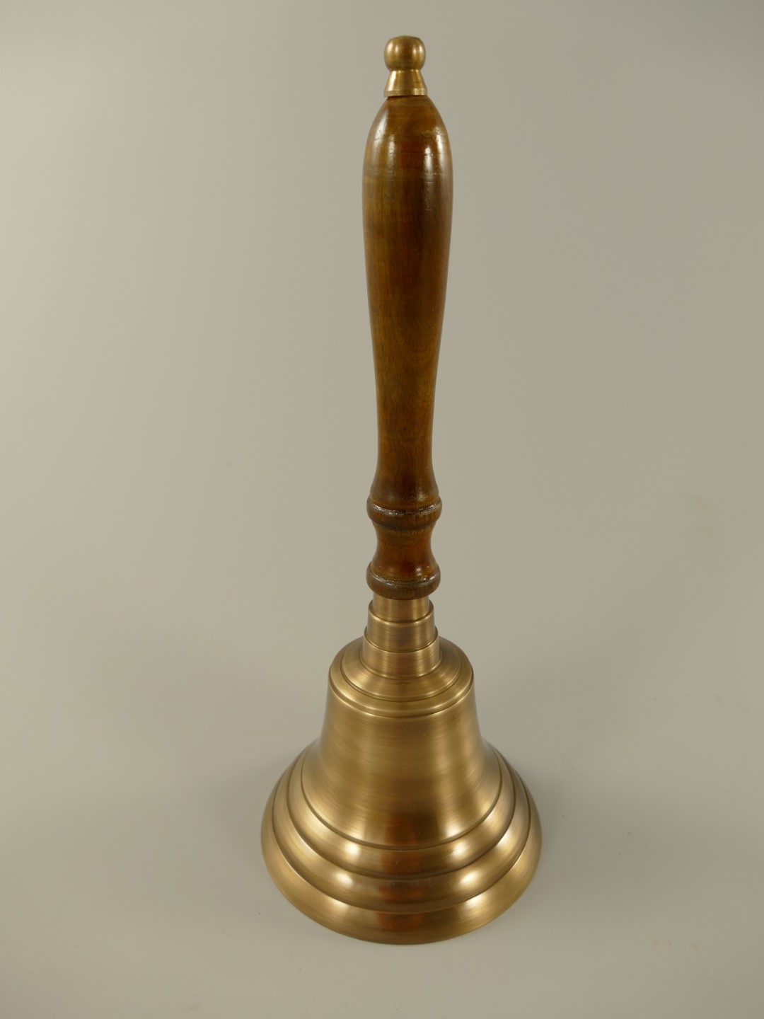 Schulglocke Mes/brün. Holzgriff GLT! H.33-D.13,5cm Schulglocke Mes/brün. Holzgriff GLT! H.33-D.13,5cm