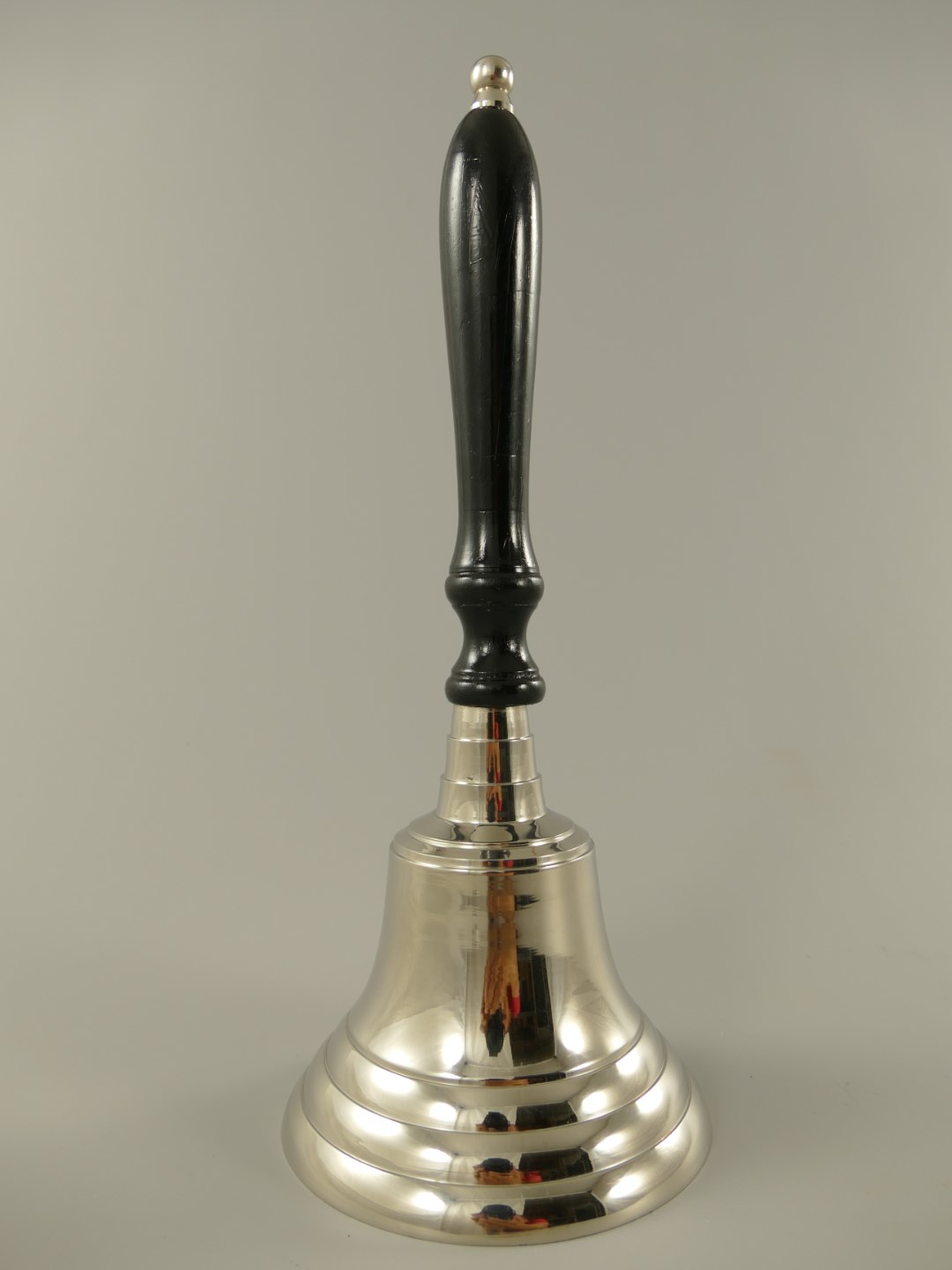 Schulglocke vernick. Holzgriff schwarz H.33x13,5cm Schulglocke vernick. Holzgriff schwarz H.33x13,5cm