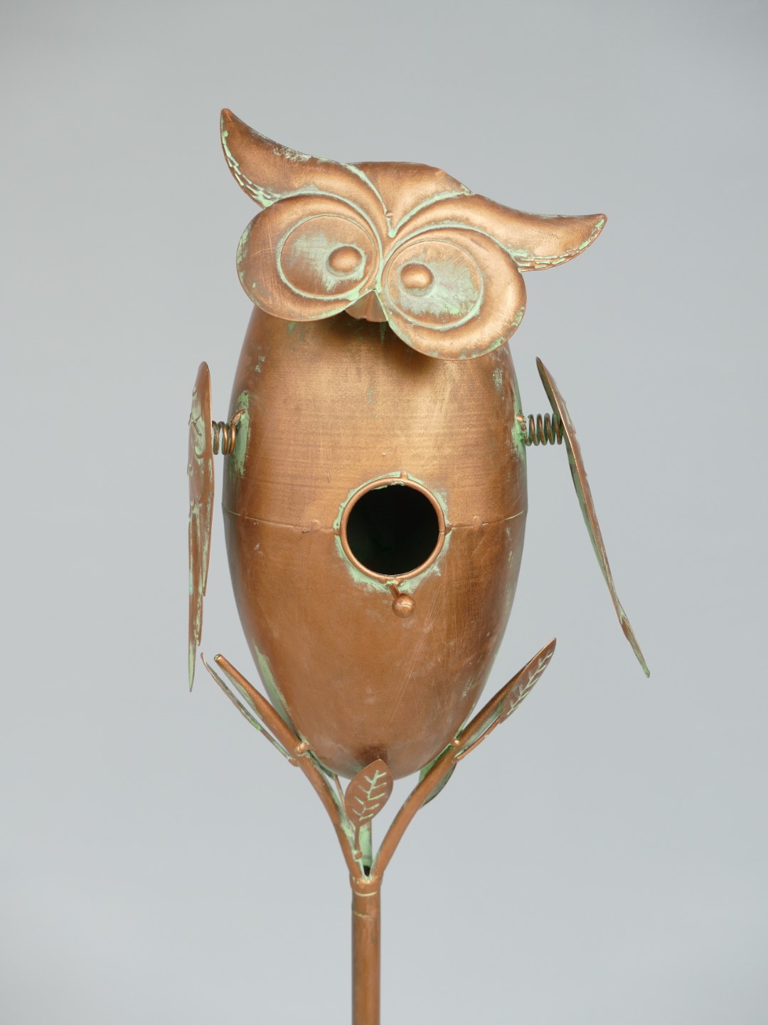 Vogelhaus Eule auf Ständer Kupfer farbig H.158cm Vogelhaus Eule auf Ständer Kupfer farbig H.158cm