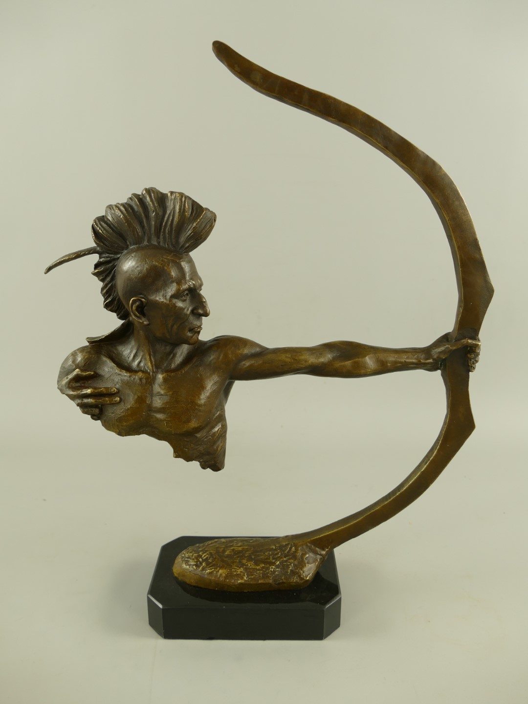 Figur Bronze Indianer mit bogen H.42x32cm