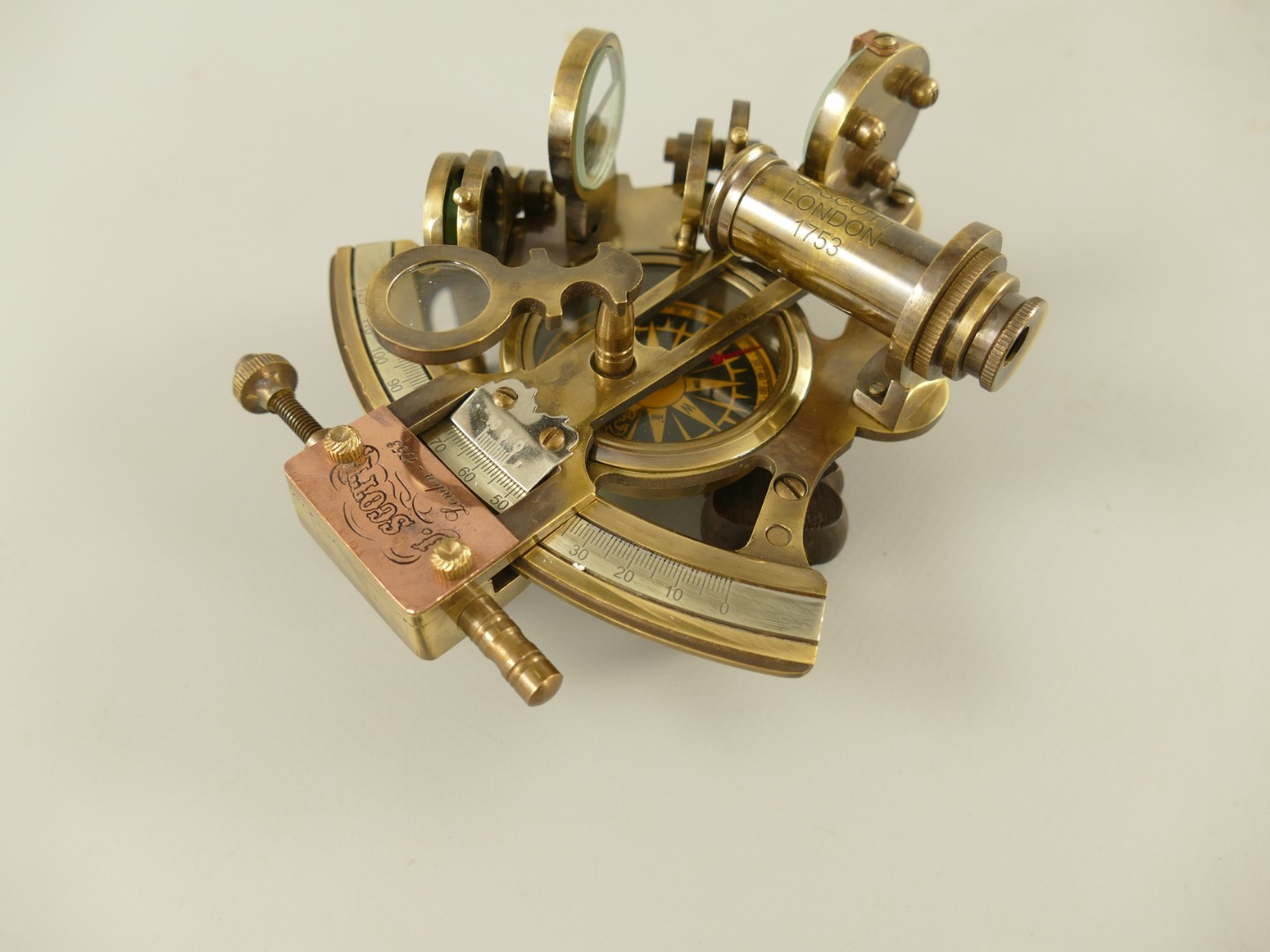 Sextant Messing brüniert mit Holzbox schwarz H.7cm