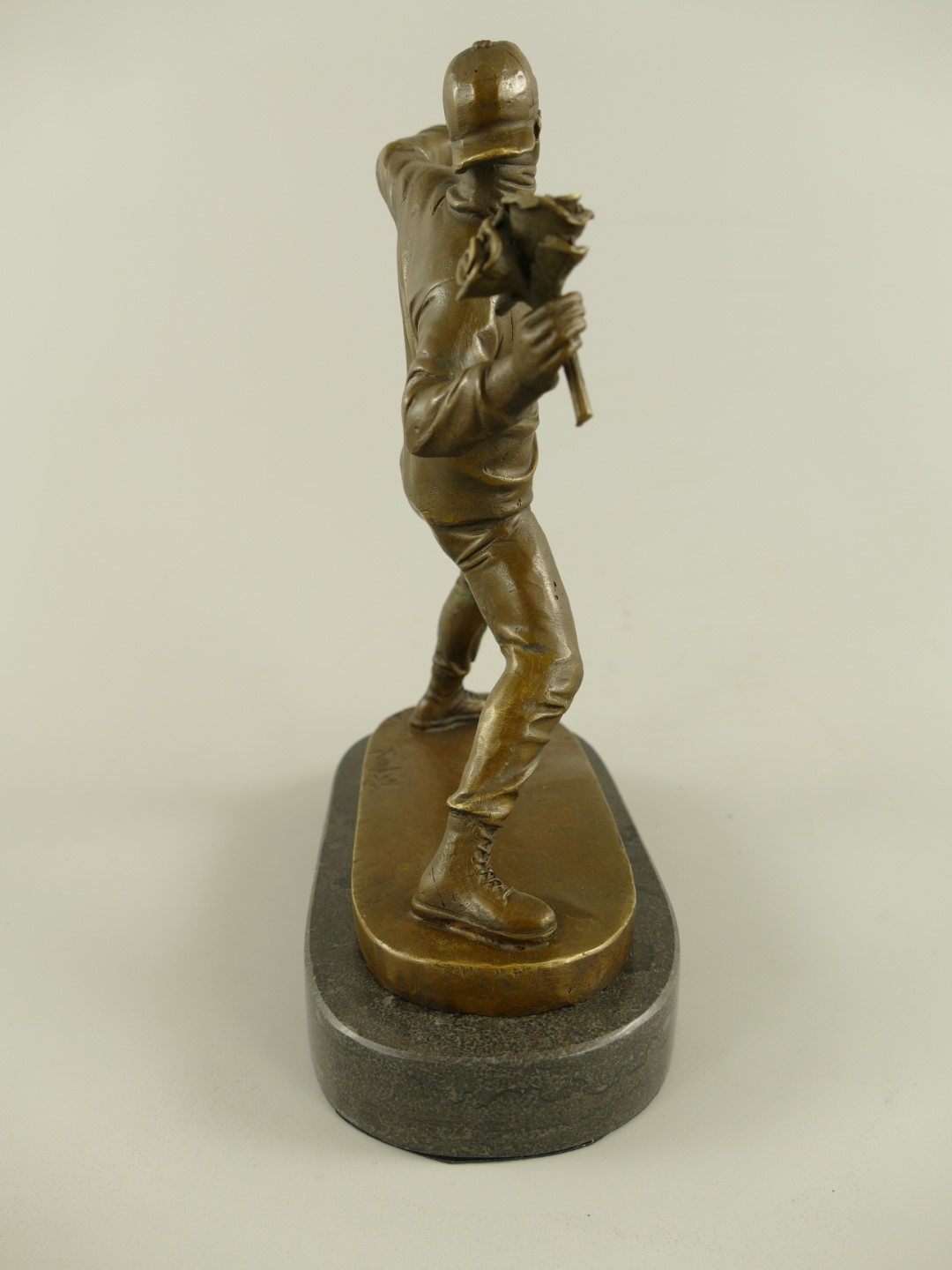Figur Bronze Banksy Blumenwerfer H.26x21cm