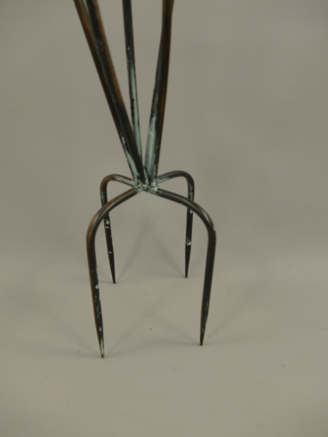 Vogeltränke/ Fütterungsplatz Schwarz Grau H.90cm