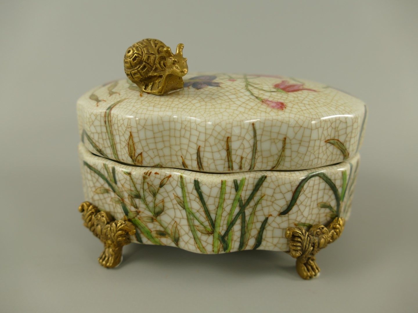 Porzellan mit Messing Box L.13-H.9cm Porzellan mit Messing Box L.13-H.9cm