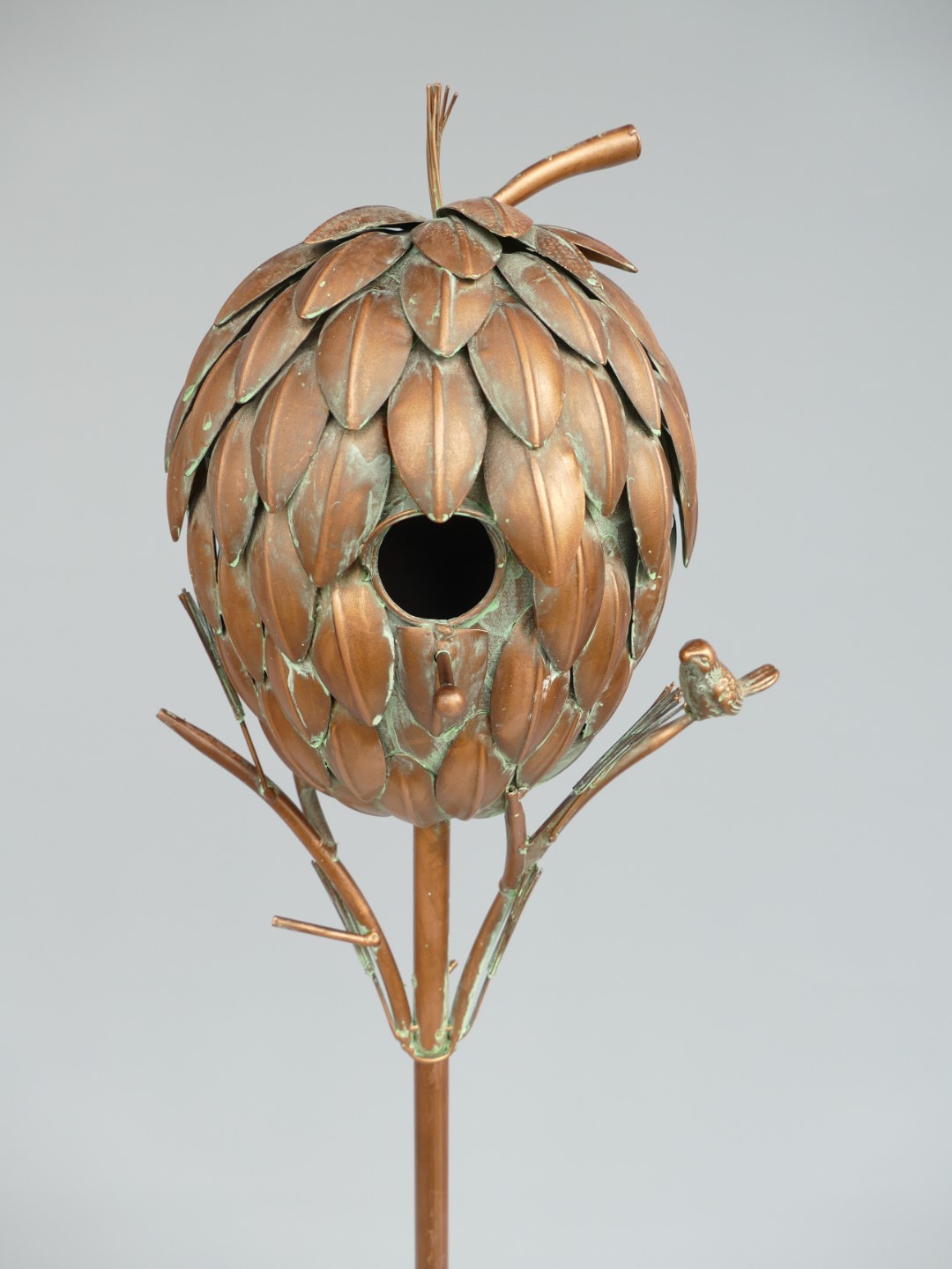 Vogelhaus Tannenzapf. Ständer Kupfer farb. H.170cm Vogelhaus Tannenzapf. Ständer Kupfer farb. H.170cm