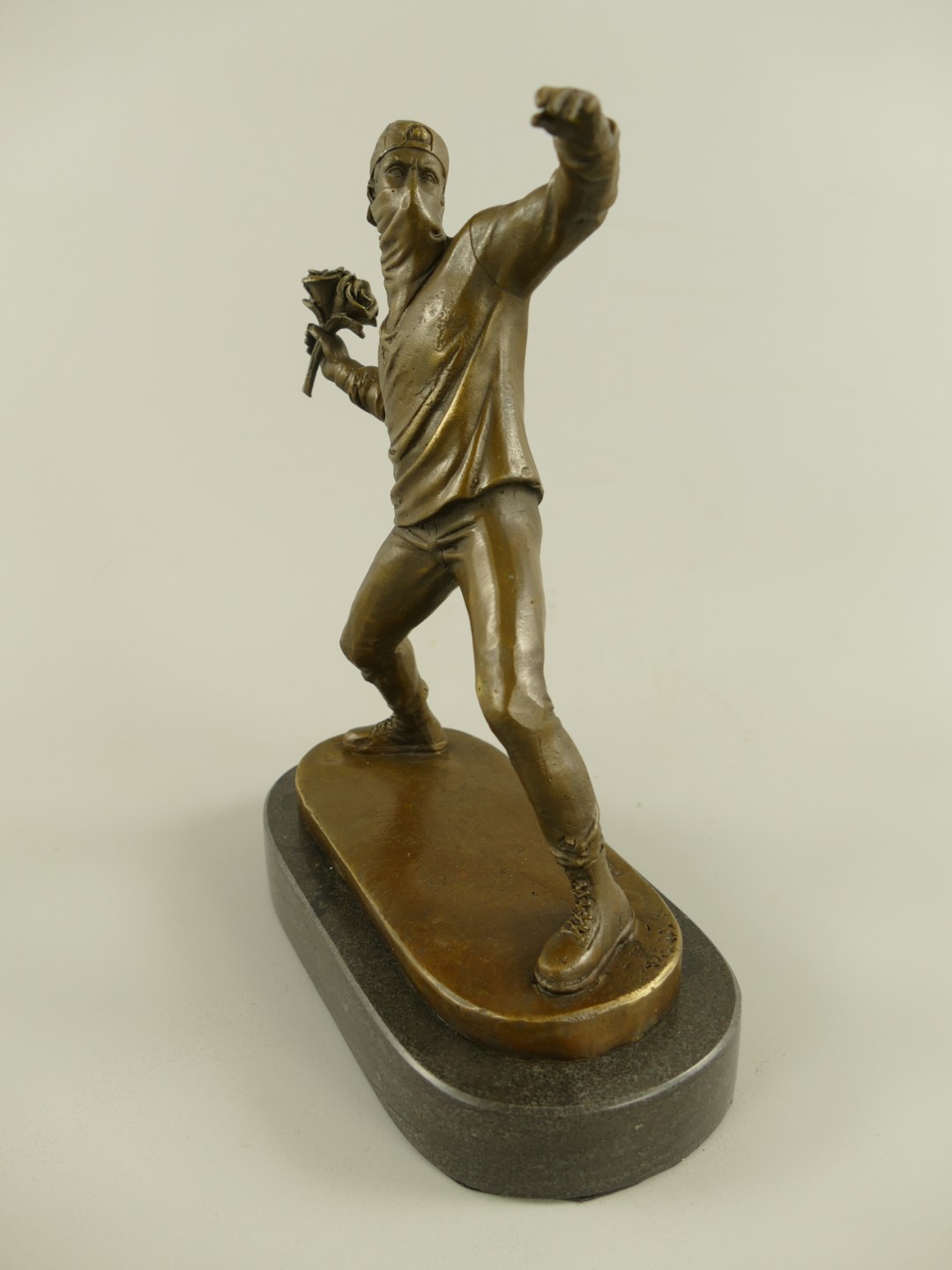 Figur Bronze Banksy Blumenwerfer H.26x21cm