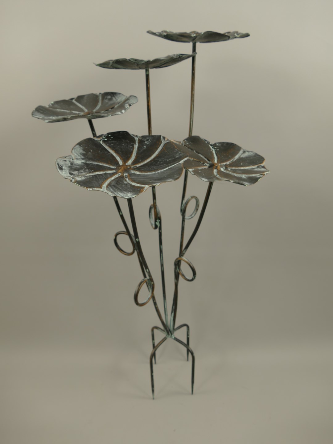 Vogeltränke/ Fütterungsplatz Schwarz Grau H.90cm