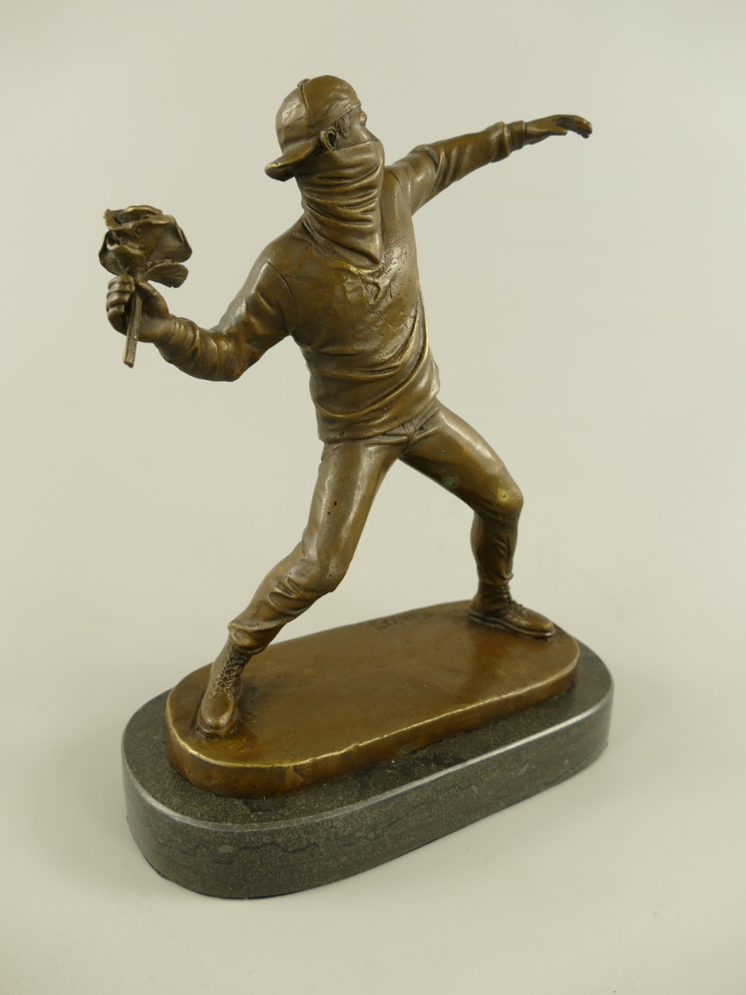 Figur Bronze Banksy Blumenwerfer H.26x21cm