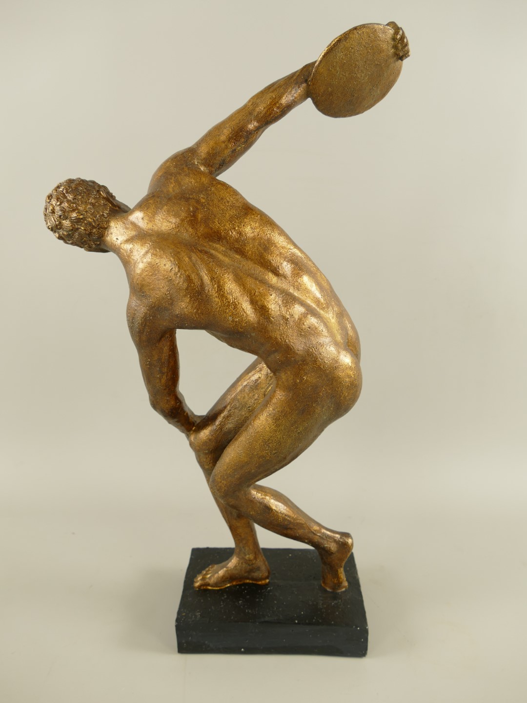 Diskuswerfer Polystein Schwarz/Bronze farb. H.53cm
