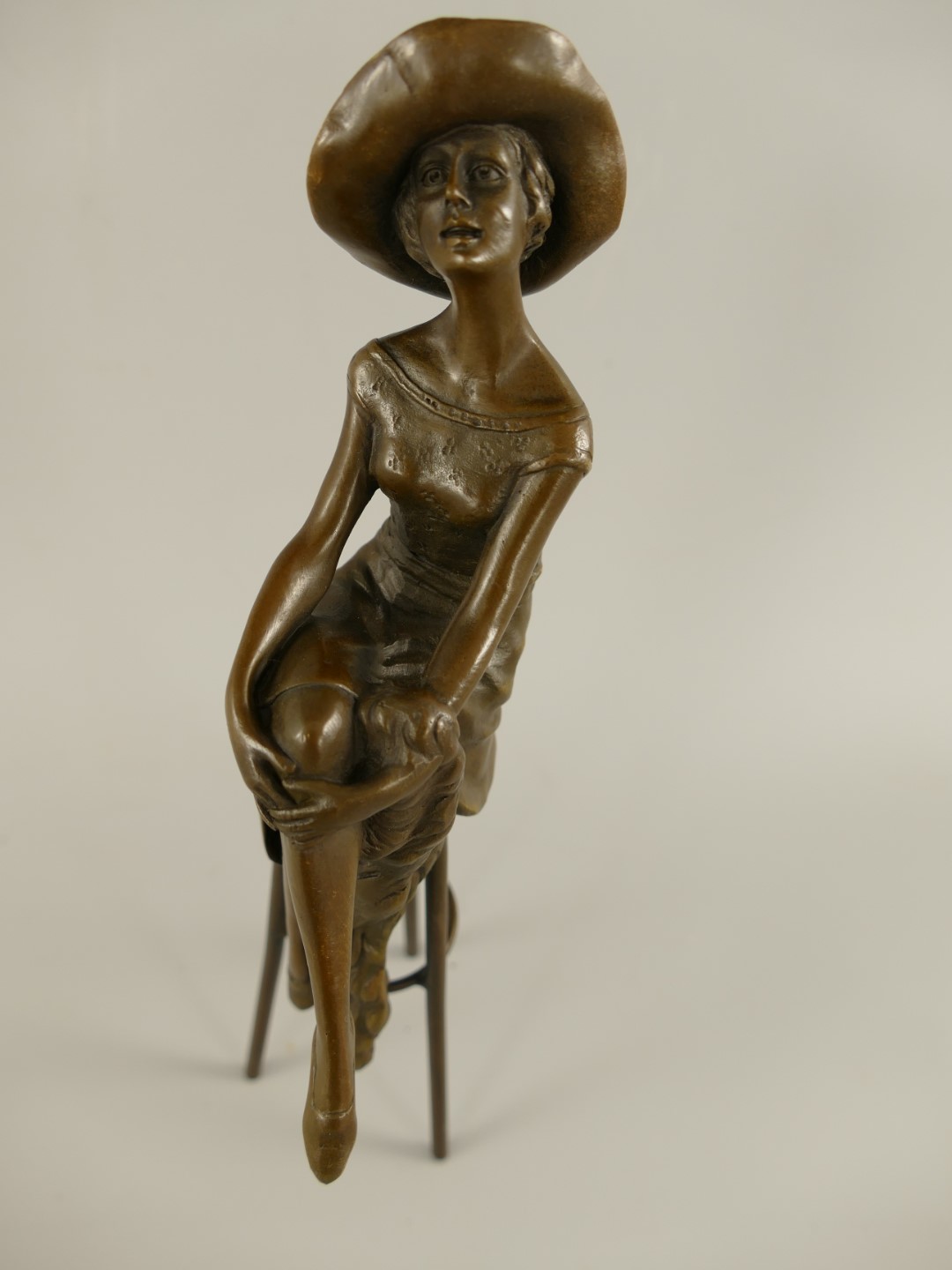 Figur Bronze Frau auf Hocker H.28x7cm