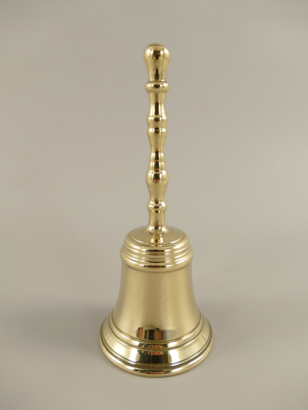 Tischglocke Messing glatt H.15x6,5cm(IT) Tischglocke Messing glatt H.15x6,5cm(IT)