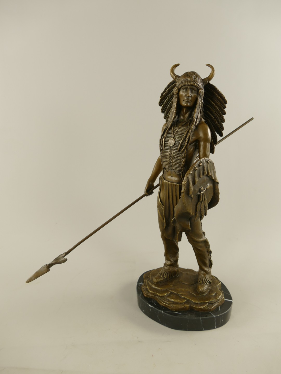 Figur Bronze Indianer mit Schild und Speer H.50cm