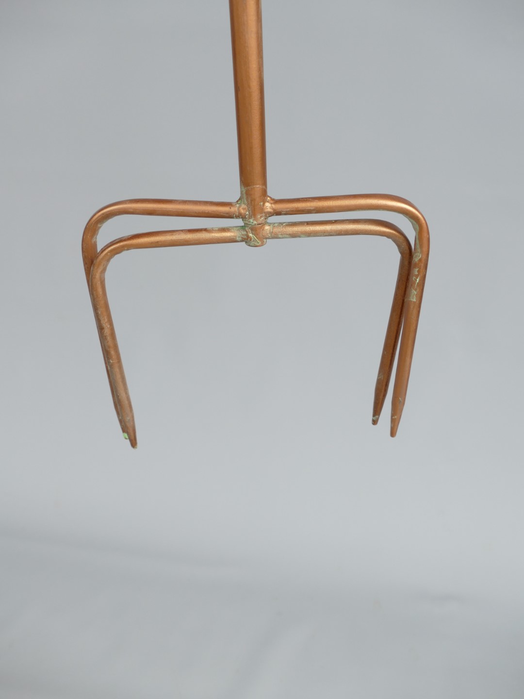 Vogelhaus Tannenzapf. Ständer Kupfer farb. H.170cm