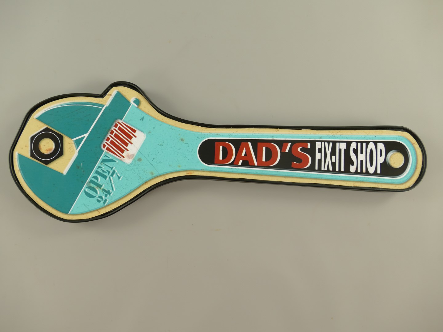 *ANG. Wandschild(Gestanzt)Dad's Fix-it Shop L.45cm