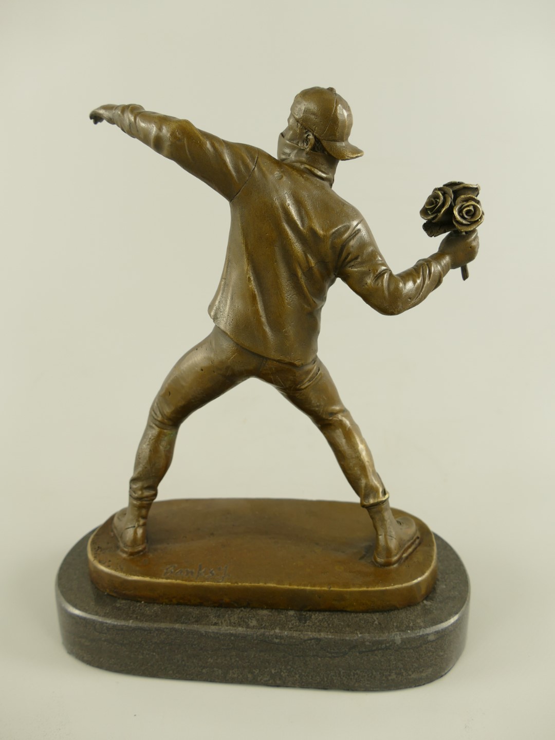 Figur Bronze Banksy Blumenwerfer H.26x21cm