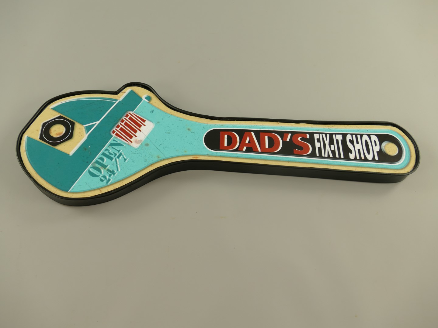 *ANG. Wandschild(Gestanzt)Dad's Fix-it Shop L.45cm